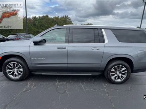 Used 2021 Chevrolet Suburban LT w/ LT Signature Package image 5