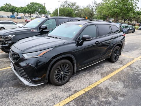 Used 2025 Toyota Highlander XSE AWD/4WD image 3