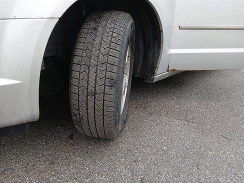 Used 2010 Chrysler Town & Country Touring image 18