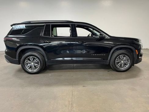 Used 2026 Chevrolet Traverse LT FWD image 2