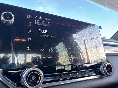 Used 2025 GMC Canyon Elevation image 13