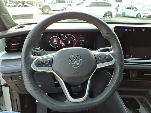 Used 2025 Volkswagen Tiguan SE R-Line image 15