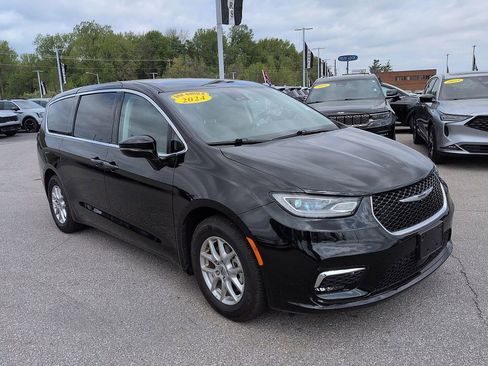 Used 2024 Chrysler Pacifica Touring-L FWD image 1