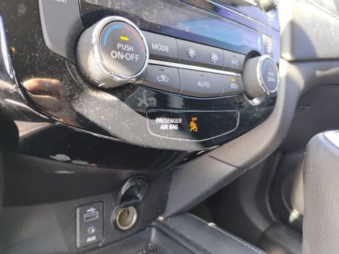 Used 2017 Nissan Rogue SL image 18