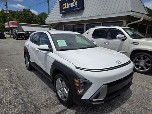Used 2025 Hyundai Kona SE FWD image 2