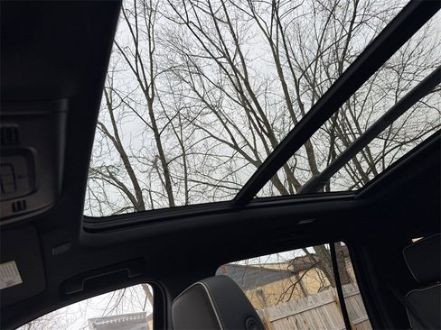 Used 2023 GMC Yukon XL SLT image 26