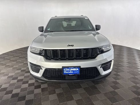 Used 2025 Jeep Grand Cherokee Altitude AWD/4WD image 3