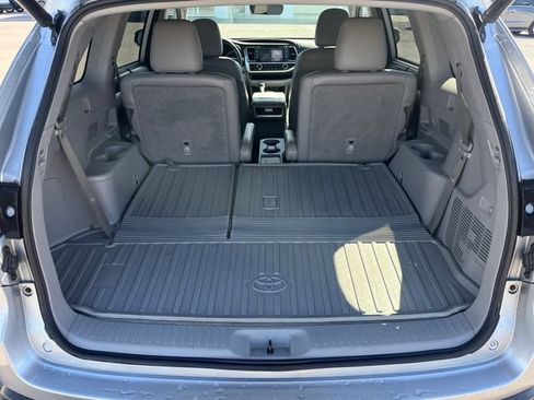 Used 2019 Toyota Highlander XLE AWD/4WD image 12
