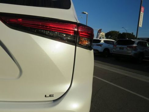 Certified 2022 Toyota Highlander LE image 11