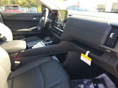 New 2025 Nissan Pathfinder SL image 32