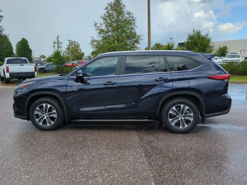 Used 2023 Toyota Highlander XLE FWD image 3