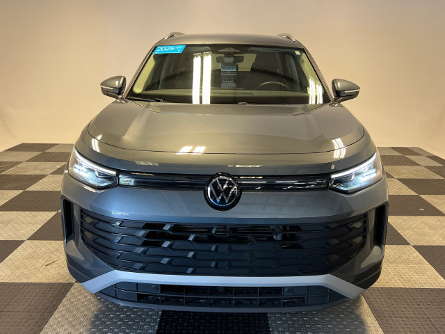 Certified 2025 Volkswagen Tiguan SE FWD image 2