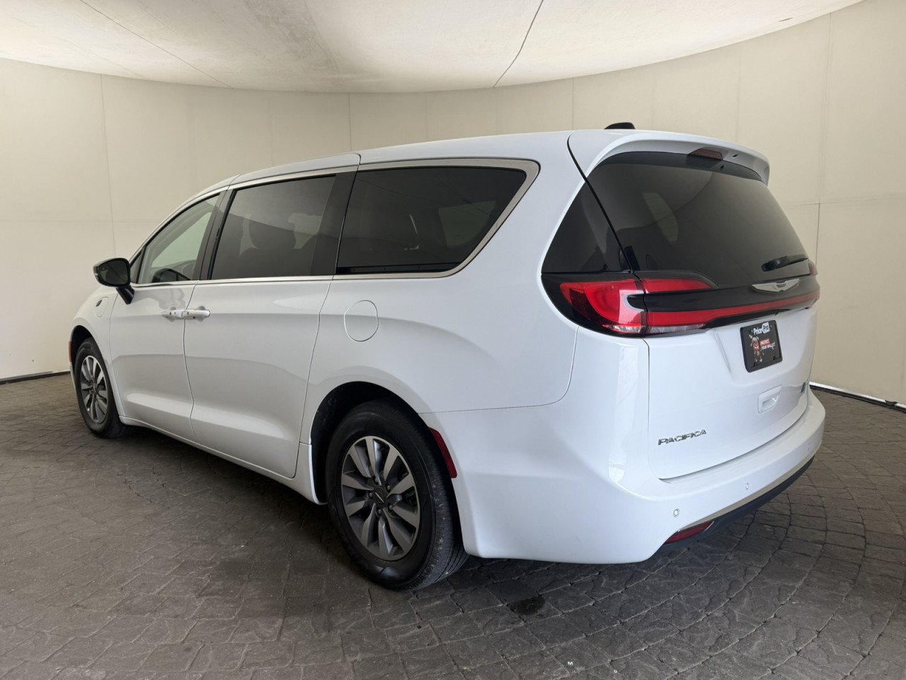Used 2024 Chrysler Pacifica Limited FWD image 5