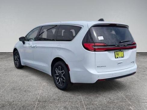 New 2027 Chrysler Pacifica Limited w/ Family Tech Group AWD/4WD image 8