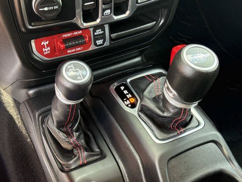 Used 2020 Jeep Gladiator Rubicon w/ Cold Weather Group AWD/4WD image 30