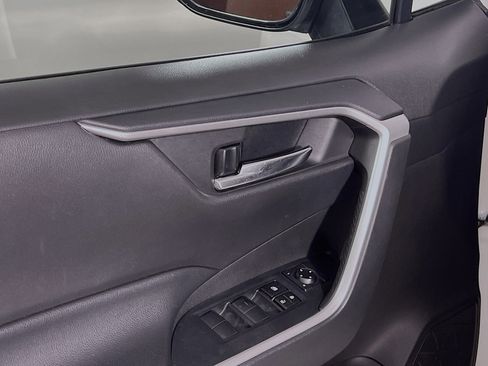 Used 2021 Toyota RAV4 XLE w/ Convenience Package FWD image 17
