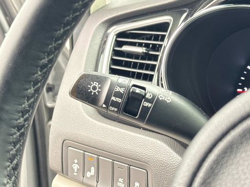 Used 2016 Kia Sedona SX image 9