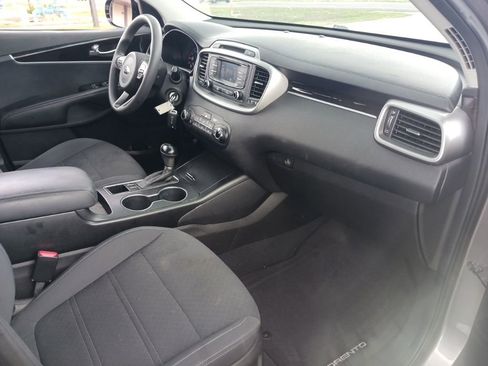 Used 2017 Kia Sorento FWD image 15