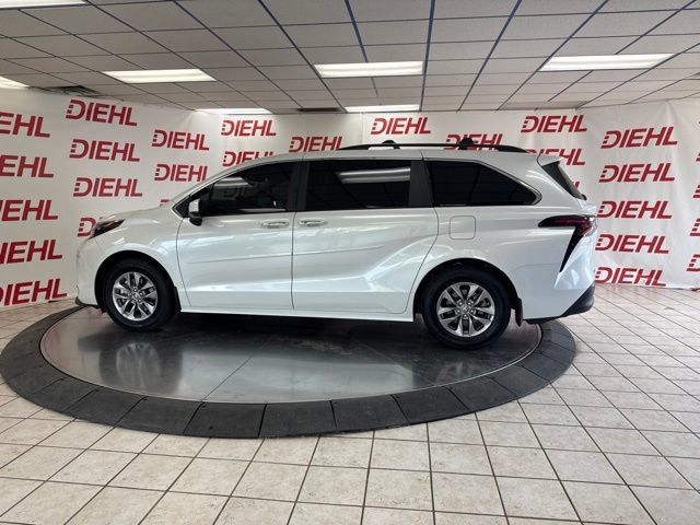 Used 2025 Toyota Sienna XLE w/ XLE Plus Package FWD image 14