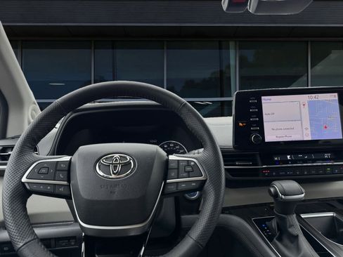 Used 2023 Toyota Sienna Limited image 4