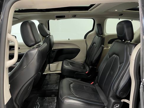 Used 2019 Chrysler Pacifica Limited FWD image 30