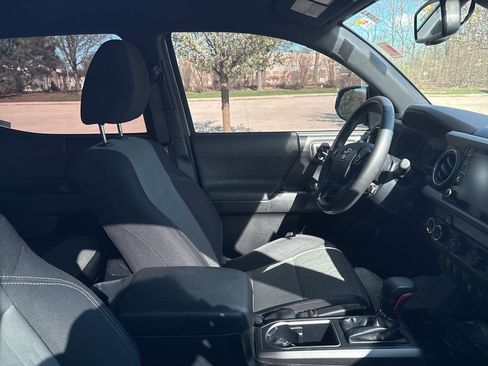 Used 2020 Toyota Tacoma TRD Off-Road w/ Technology Package image 16