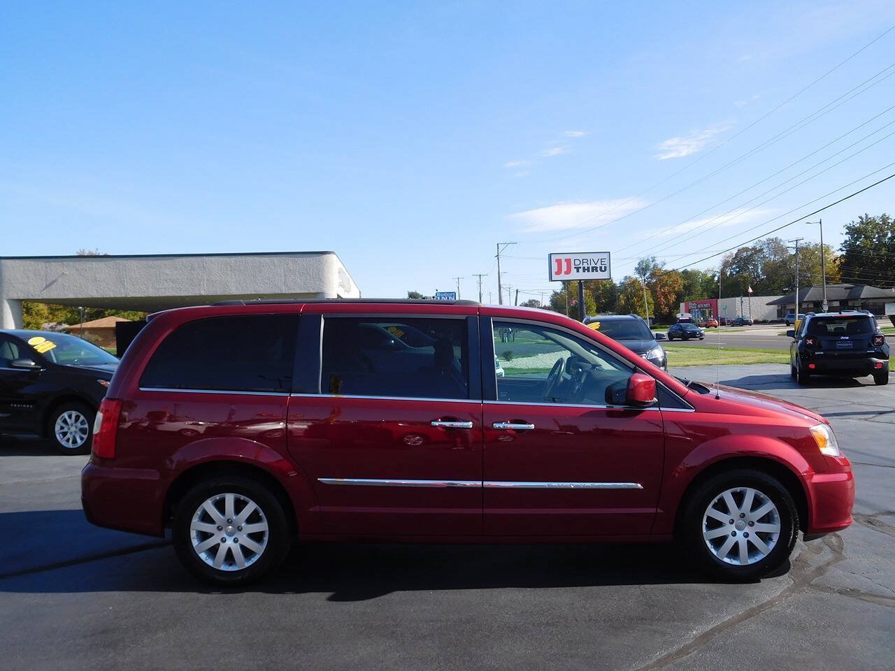 Used 2016 Chrysler Town & Country Touring w/ Driver Convenience Group FWD image 2