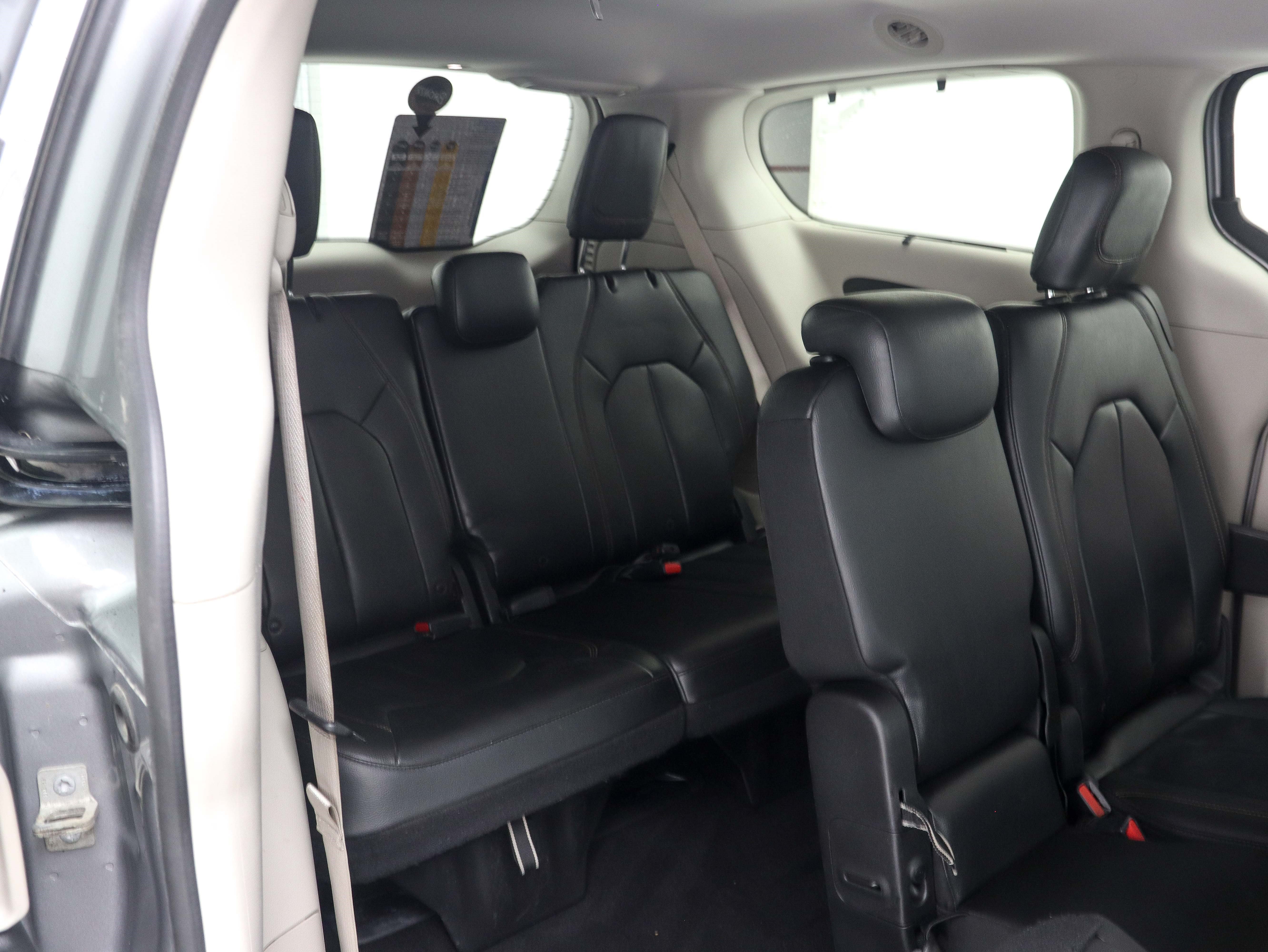 Used 2017 Chrysler Pacifica Touring-L FWD image 15