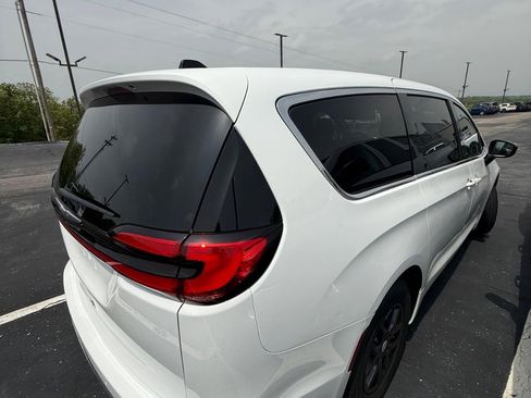 Used 2023 Chrysler Pacifica Touring-L FWD image 5