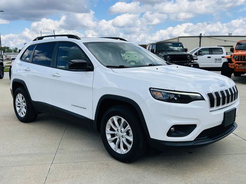 Used 2022 Jeep Cherokee Latitude Lux w/ Sun & Sound Group AWD/4WD image 2