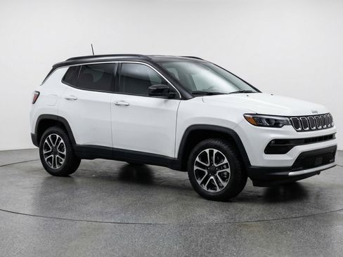 Used 2025 Jeep Compass Trailhawk w/ Trailer Tow Group AWD/4WD image 3