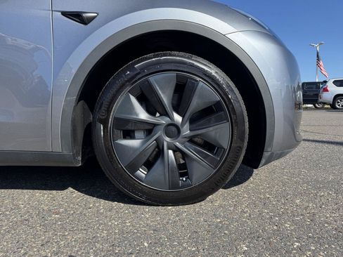 Used 2025 Tesla Model Y Long Range AWD/4WD image 9