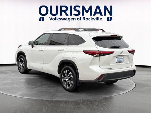 Used 2023 Toyota Highlander XLE AWD/4WD image 4