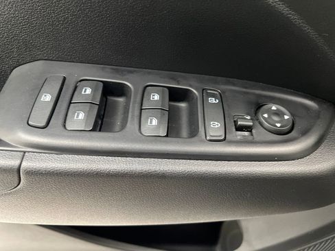 Used 2025 Hyundai Venue SE FWD image 12