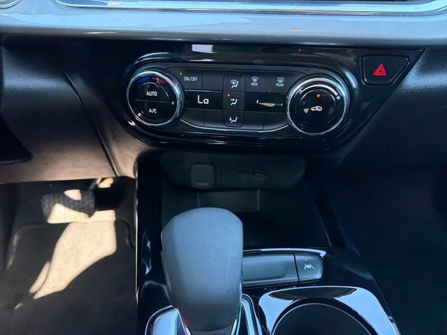 Used 2025 Chevrolet Trax LT FWD image 29