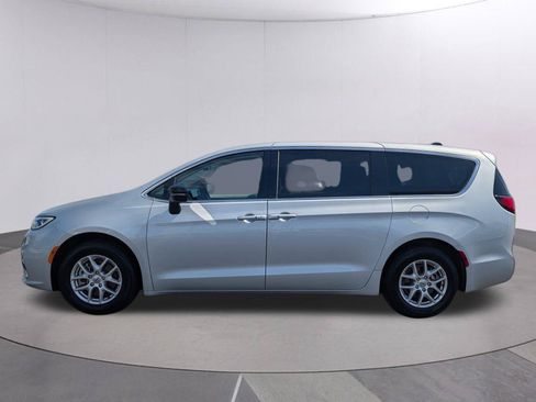 Used 2024 Chrysler Pacifica Touring-L FWD image 2