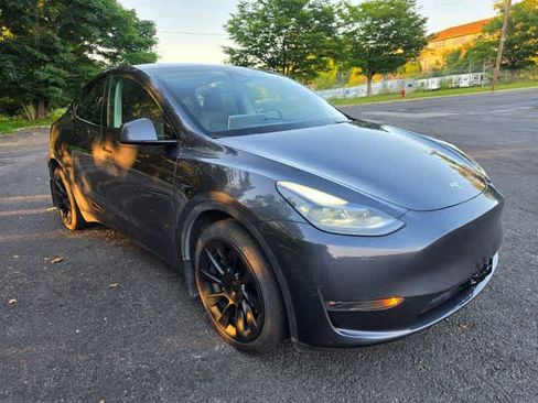 Used 2024 Tesla Model Y Long Range AWD/4WD image 3