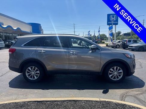 Used 2017 Kia Sorento FWD image 3