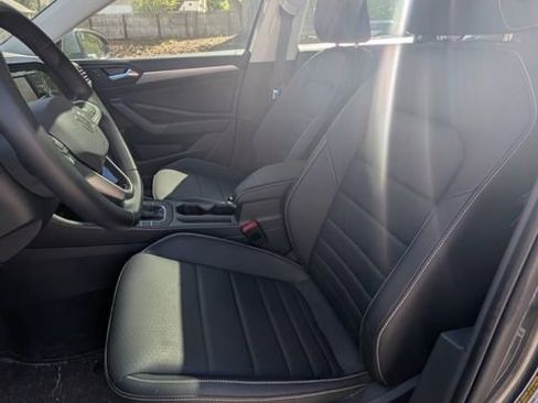 Used 2024 Volkswagen Jetta SE w/ Panoramic Sunroof Package FWD image 8