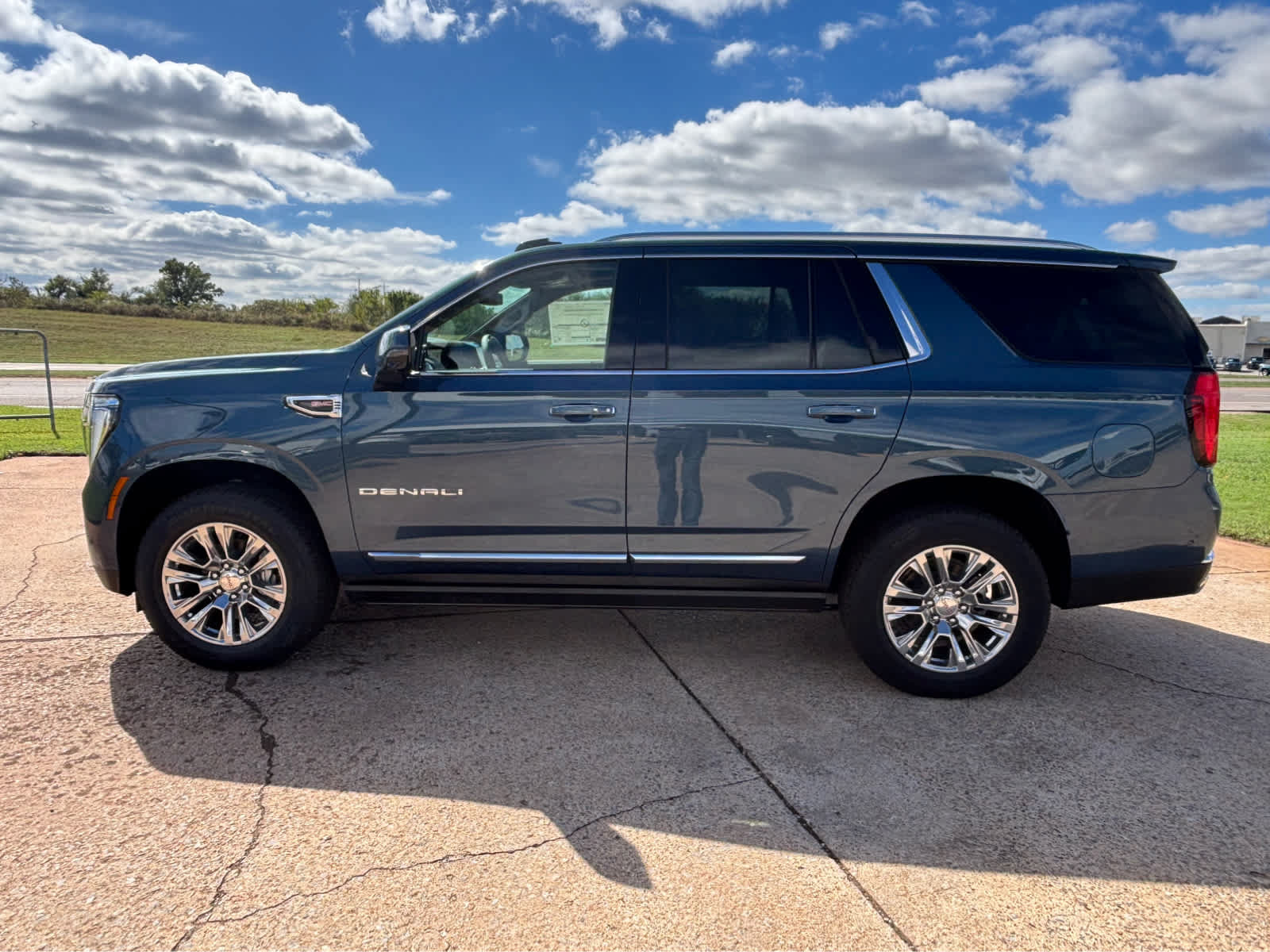 New 2027 GMC Yukon Denali w/ Sun & Power Step Package AWD/4WD image 4
