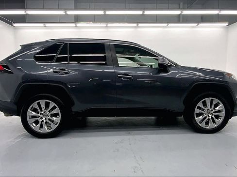 Used 2019 Toyota RAV4 XLE Premium FWD image 5