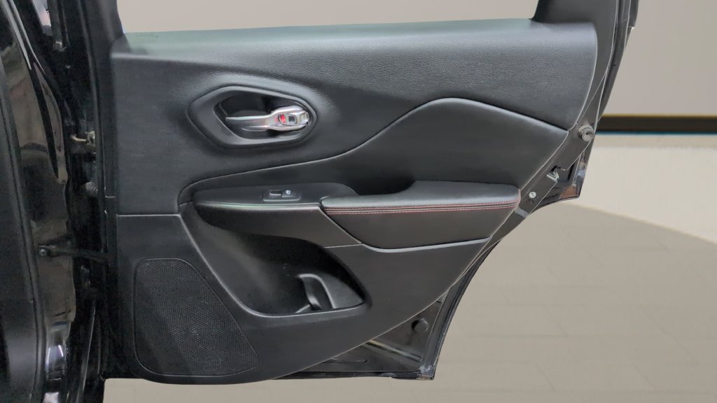 Used 2019 Jeep Cherokee Trailhawk AWD/4WD image 22