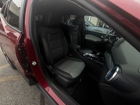 Used 2025 Chevrolet Trax LT w/ LT Convenience Package image 36