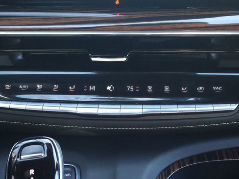 Used 2024 Cadillac Escalade ESV Luxury image 18