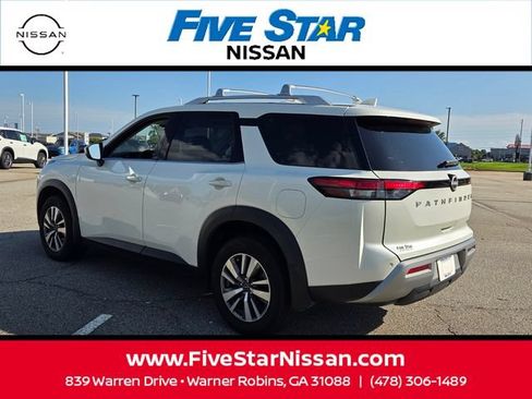 Used 2024 Nissan Pathfinder SL FWD image 9