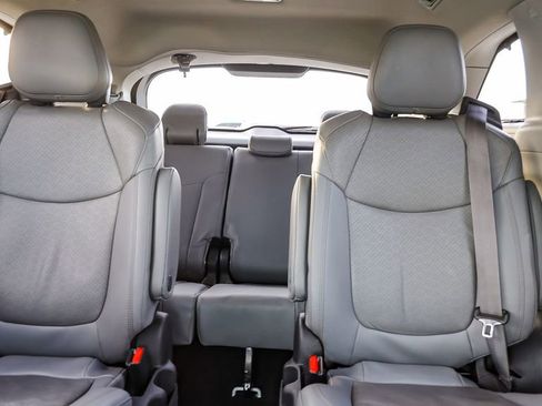 Used 2023 Toyota Sienna Limited image 27