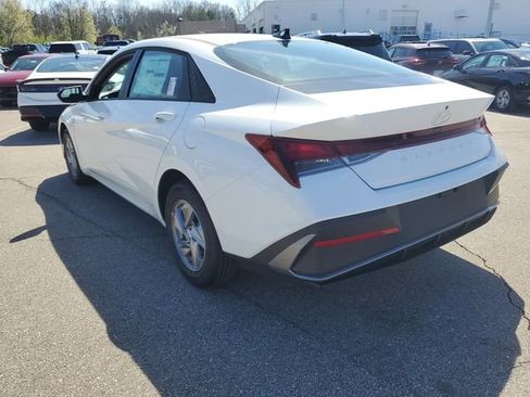 New 2026 Hyundai Elantra SE FWD image 3