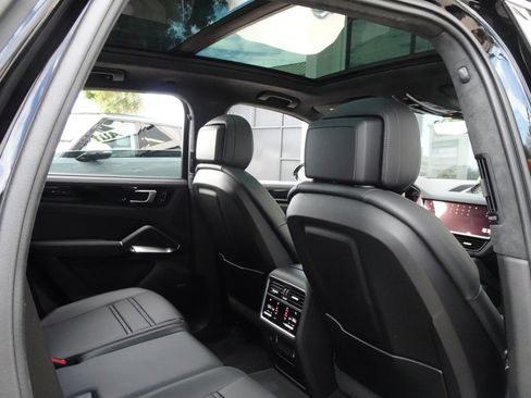 Used 2023 Porsche Cayenne Turbo S AWD/4WD image 23