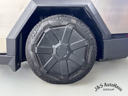 Used 2024 Tesla Cybertruck AWD Crew Cab image 40