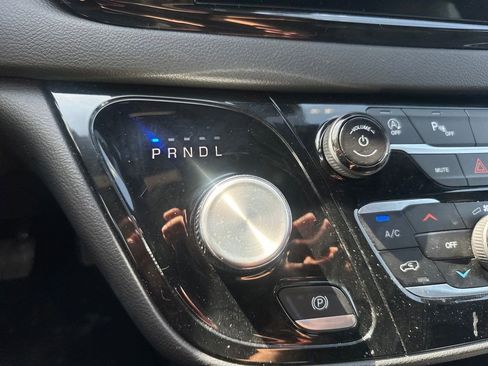Used 2025 Chrysler Pacifica Select FWD image 42